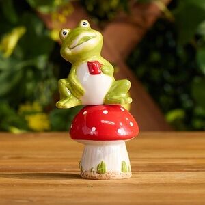 NWT Cracker Barrel Frog On Mushroom Salt And Pepper Set